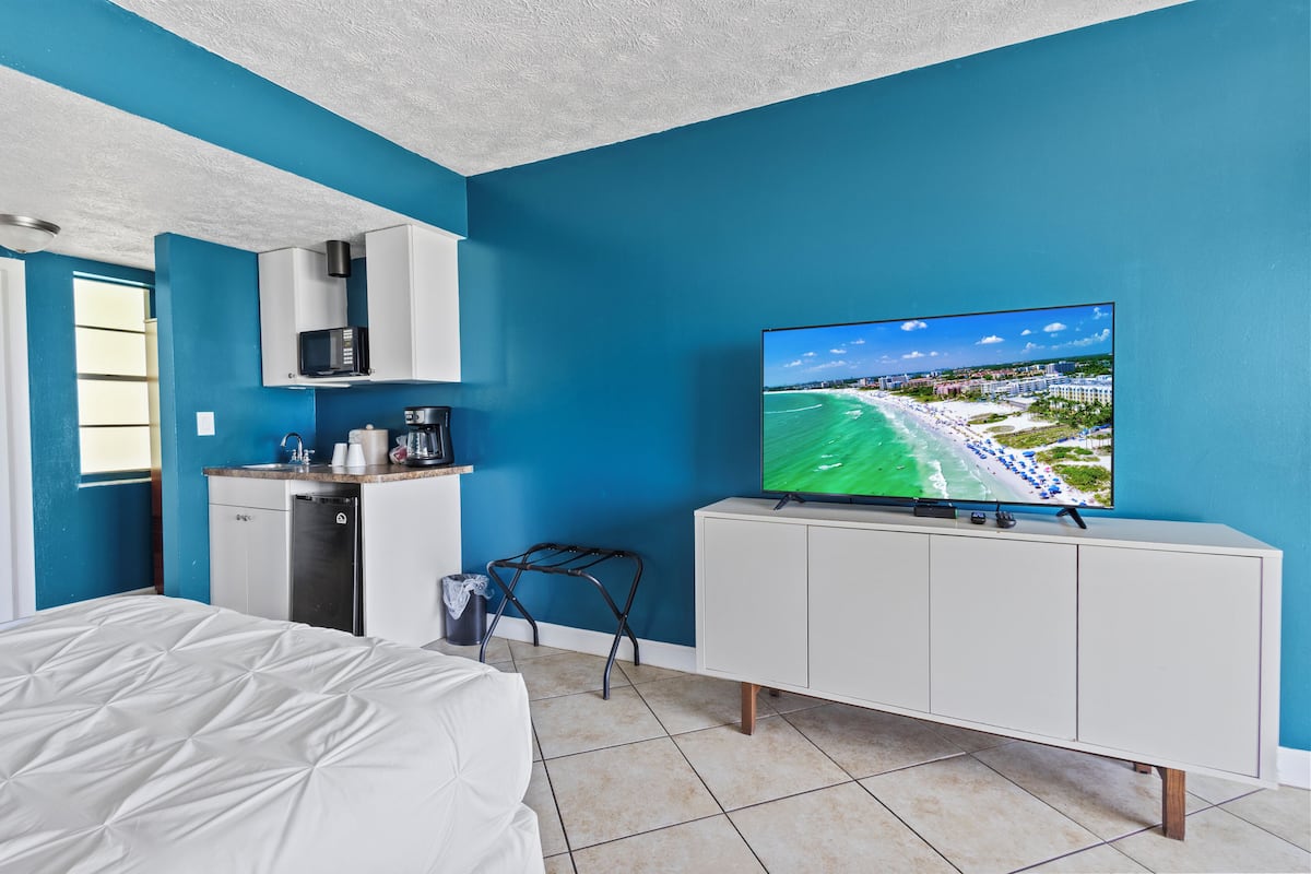 Habitación, 2 camas matrimoniales, balcón, vista al océano (Oceanfront Inn Room #16) | 1 habitación, decoración personalizada y muebles diferentes