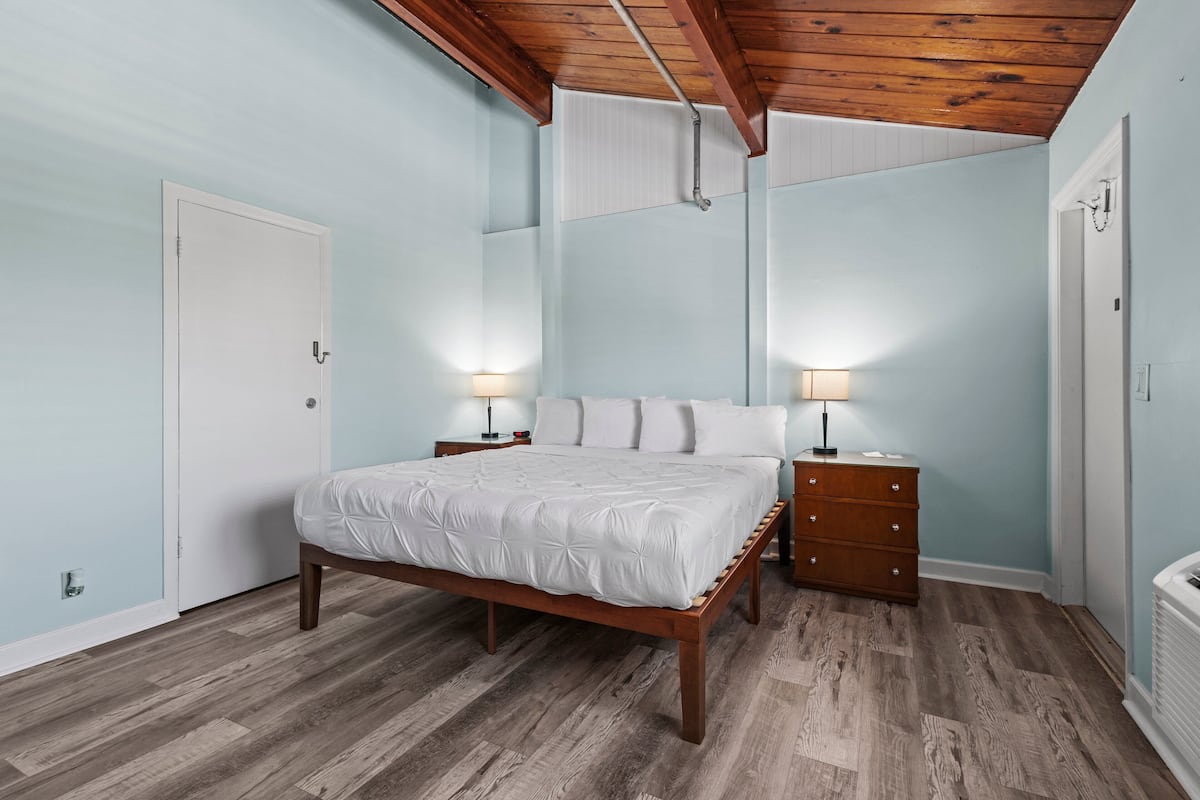 Rom, 1 kingsize-seng, balkong, hageutsikt (Oceanfront Inn Room #15) | 1 soverom, individuelt dekorert, individuelt innredet og sengetøy