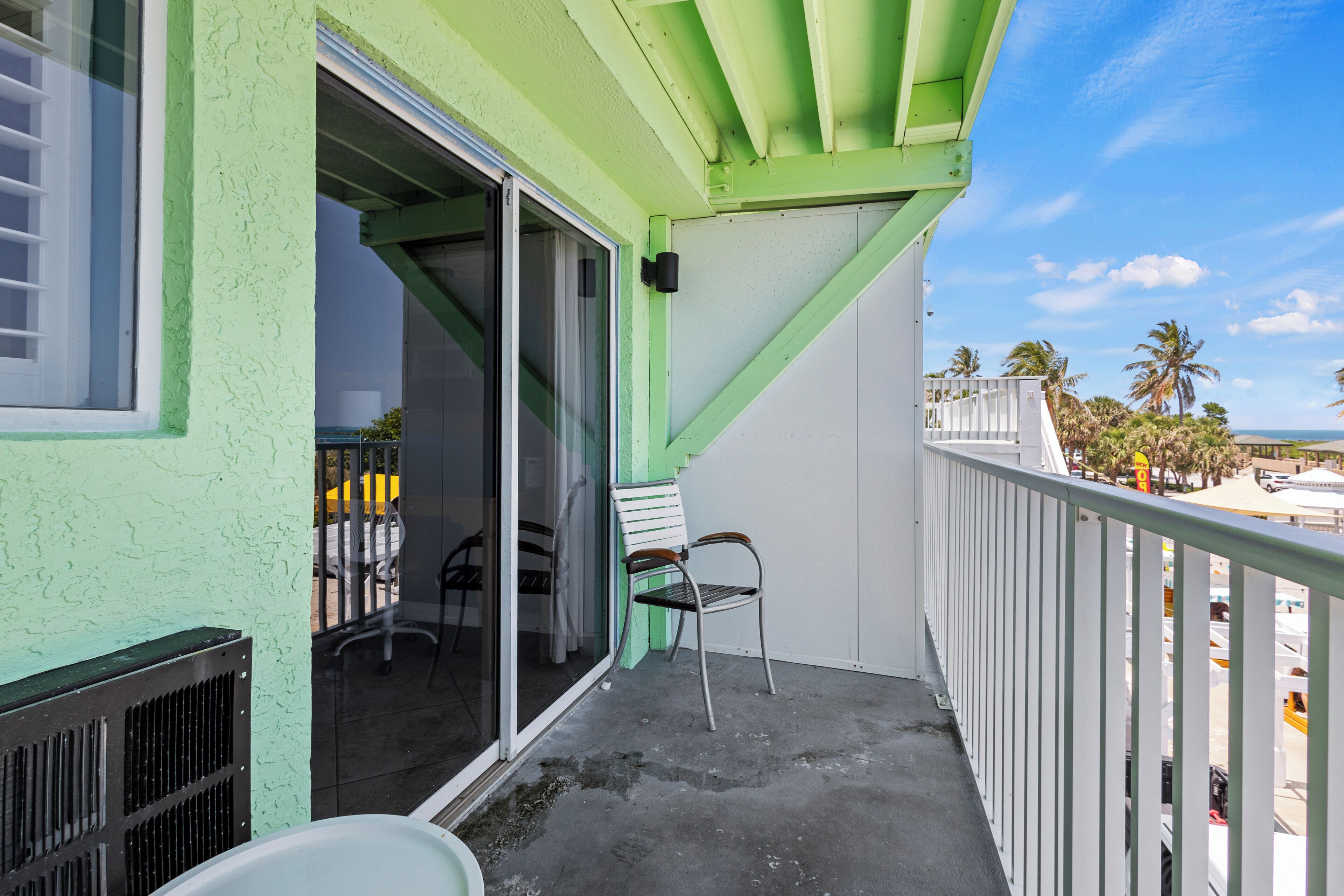 Quarto, 2 camas de casal, sacada, vista para o oceano (Oceanfront Inn Room #18) | Área da propriedade