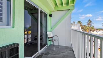 Quarto, 2 camas de casal, sacada, vista para o oceano (Oceanfront Inn Room #18) | Área da propriedade