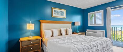 Zimmer, 1 King-Bett, Balkon, Meerblick (Oceanfront Inn Room #19) | 1 Schlafzimmer, individuell dekoriert, individuell eingerichtet