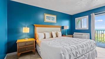 Rom, 1 kingsize-seng, balkong, havutsikt (Oceanfront Inn Room #19) | 1 soverom, individuelt dekorert, individuelt innredet og sengetøy