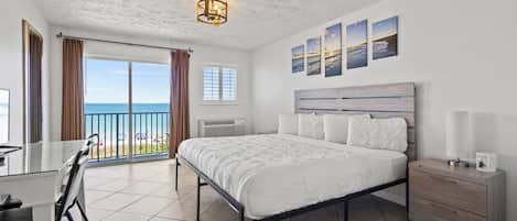 客房, 1 張特大雙人床, 陽台, 海景 (Oceanfront Inn Room #25) | 1 間臥室、獨特裝潢、布置獨特、床單