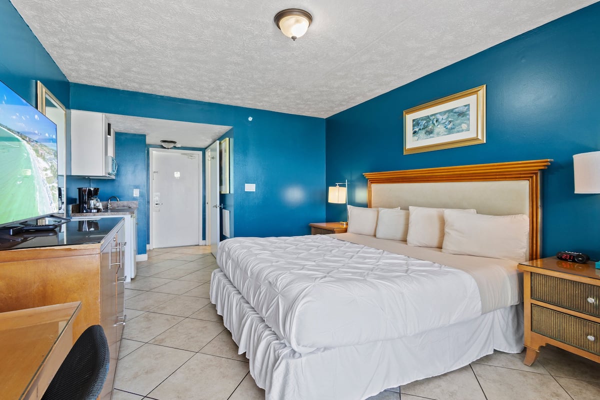 Rom, 1 kingsize-seng, balkong, havutsikt (Oceanfront Inn Room #19) | 1 soverom, individuelt dekorert, individuelt innredet og sengetøy