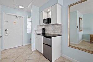 Værelse - 1 kingsize-seng - balkon - havudsigt (Oceanfront Inn Room #23) | Privat køkken | Køleskab, mikrobølgeovn, kaffe-/temaskine