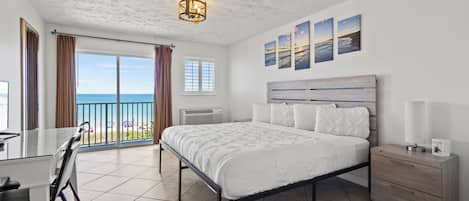 Chambre, 1 très grand lit, balcon, vue océan (Oceanfront Inn Room #25)