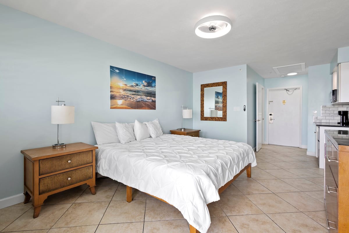 Quarto, 1 cama King, sacada, vista para o oceano (Oceanfront Inn Room #23) | 1 quarto, individualmente decorados, individualmente mobiliados