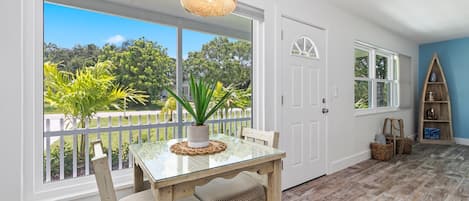 Hus - 2 queensize-senge - terrasse - udsigt til have (Little Palm Cottage) | Spiseområde