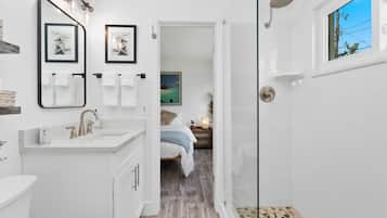 House, 2 Queen Beds, Patio, Garden View (Little Palm Cottage) | Bathroom | Designer toiletries