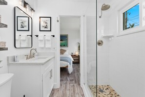 Hus - 2 queensize-senge - terrasse - udsigt til have (Little Palm Cottage) | Badeværelse | Designertoiletartikler