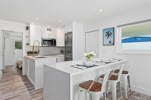 ハウス クイーンベッド 2 台 パティオ ガーデンビュー (Little Palm Cottage) | 専用キッチン | 冷蔵庫、電子レンジ、オーブン、コンロ