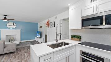 House, 2 Queen Beds, Patio, Garden View (Little Palm Cottage) | Private kitchen | Fridge, microwave, oven, stovetop