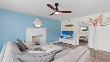 House, 2 Queen Beds, Patio, Garden View (Little Palm Cottage) | 2 bedrooms, individually decorated, individually furnished, bed sheets