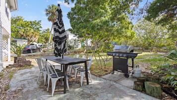 Rumah, Beberapa Tempat Tidur, patio, pemandangan laut terbatas (The Porch at Fort Pierce) | Tempat makan outdoor