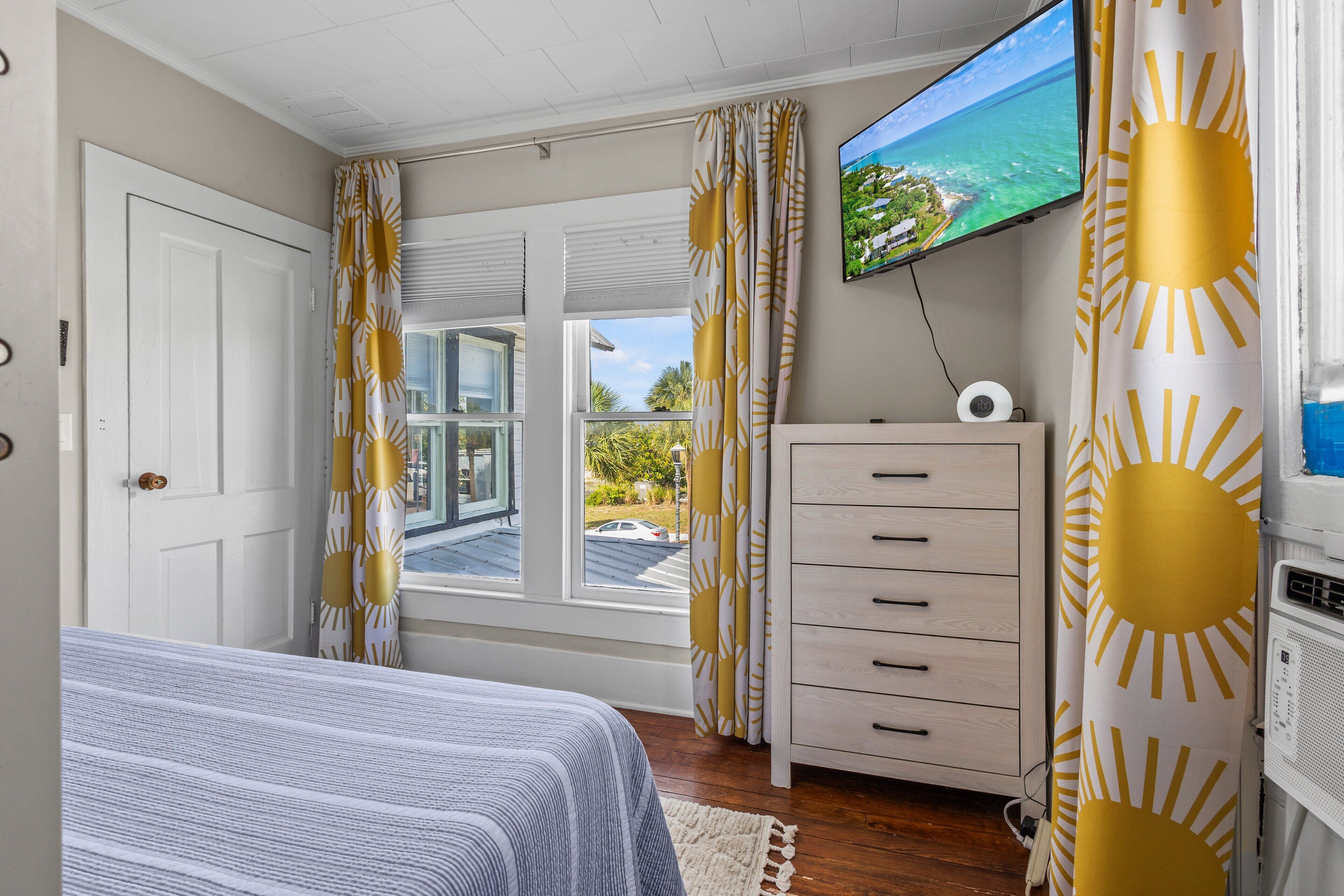 Nhà, nhiều giường, sân hiên, quang cảnh một góc biển (The Porch at Fort Pierce) | 3 phòng ngủ, trang trí khác biệt 