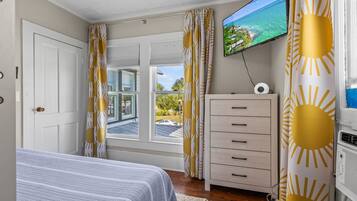 Nhà, nhiều giường, sân hiên, quang cảnh một góc biển (The Porch at Fort Pierce) | 3 phòng ngủ, trang trí khác biệt