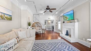 Rumah, Beberapa Tempat Tidur, patio, pemandangan laut terbatas (The Porch at Fort Pierce) | Area keluarga | Televisi layar datar 42-inci dengan saluran TV digital