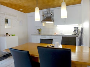 Køleskab, mikrobølgeovn, ovn, køkkentøj/tallerkener/redskaber