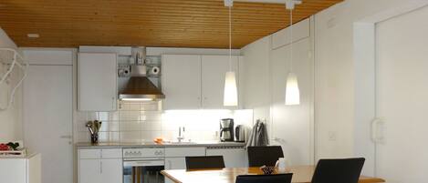 Kühlschrank, Mikrowelle, Ofen, Kochgeschirr/Geschirr/Besteck