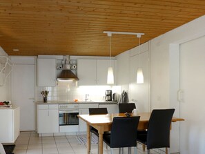 Kühlschrank, Mikrowelle, Ofen, Kochgeschirr/Geschirr/Besteck