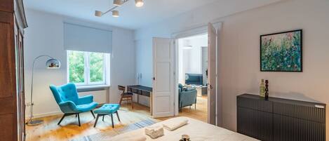 1 habitación, escritorio, tabla de planchar con plancha y wifi gratis