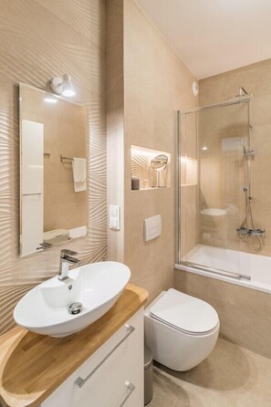 Kostenlose Toilettenartikel, Haartrockner, Handtücher, Toilettenpapier