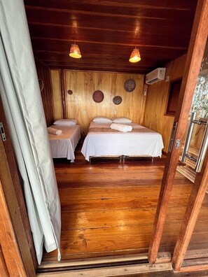 Deluxe-Ferienhütte, Balkon, Flussblick | Minibar, individuell dekoriert, Bettwäsche
