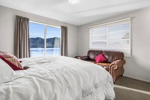 4 bedrooms, iron/ironing board, WiFi, bed sheets - Sanctuary At The Bay - Diamond Harbour Retreat (Diamond Harbour)