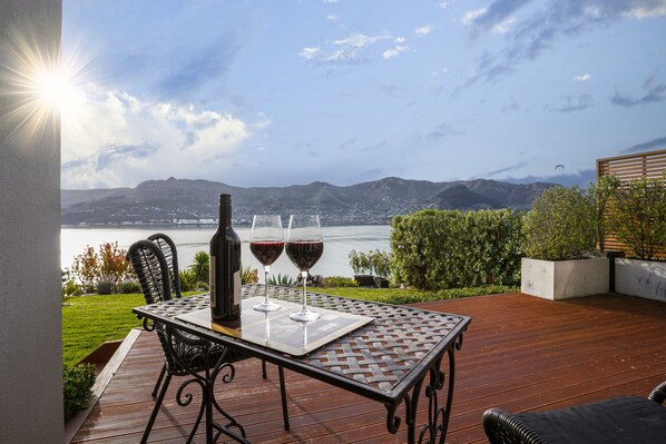 Outdoor dining - Sanctuary At The Bay - Diamond Harbour Retreat (Diamond Harbour)