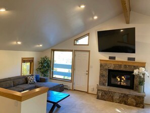 Una televisión, una chimenea