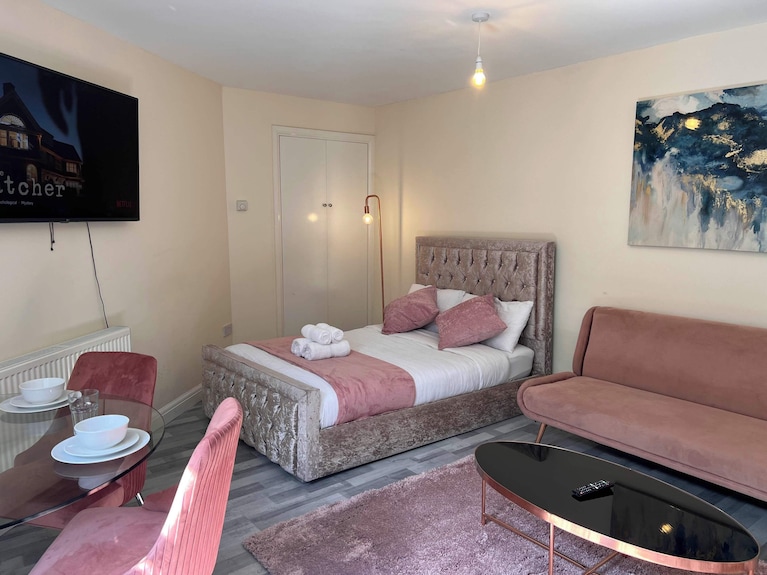 Pink Paradise In Central Luton - Luton