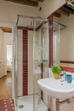 Dusj, hårføner, bidé og håndklær