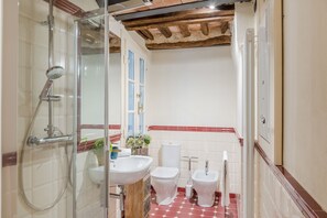 Chuveiro, secador de cabelo, bidê, toalhas de banho