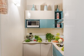 冷蔵庫、電子レンジ、食器洗い機、コーヒー / ティーメーカー