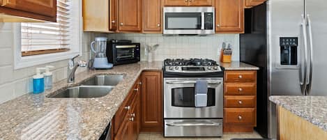 Geladeira, micro-ondas, fogão, cooktop