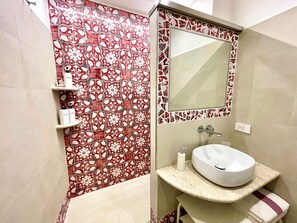 Secadora de cabello, toallas, jabón, papel de baño 