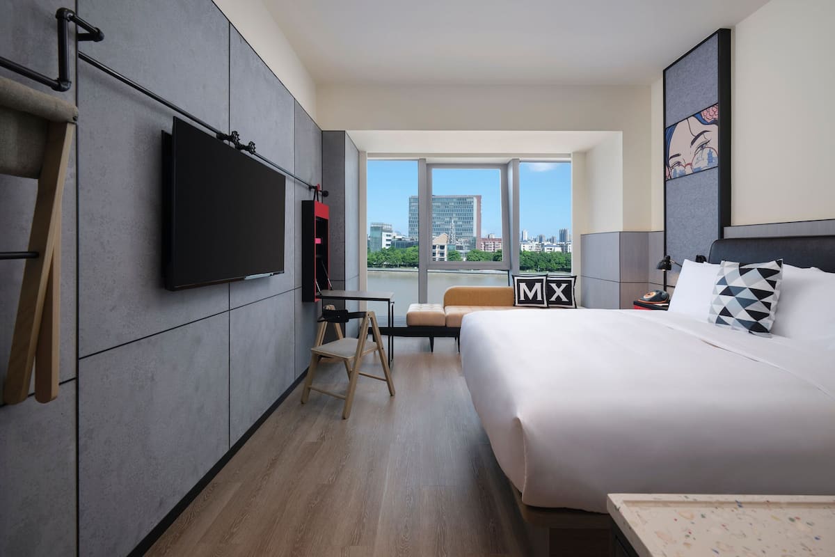 Room, 1 King Bed, River View