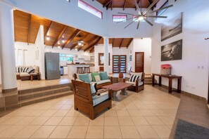 Smart TV - Spacious 5-bedroom villa with AC and WiFi in lovely Guiones Beach (Guanacaste Province)