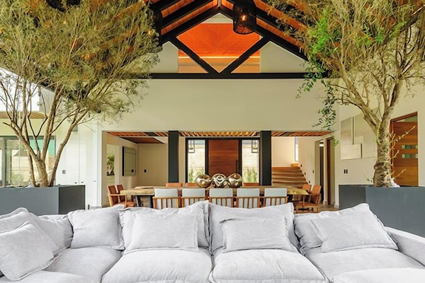 Casa premium | Área de estar | TV de tela plana 50 polegadas com canais digitais, lareira