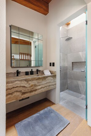 Rumah Premium | Kamar mandi | Shower, handuk, sabun, dan sampo