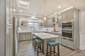 Frigorífic, microones, forn i placa de cuina