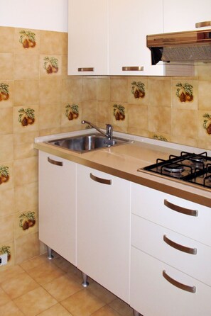 Refrigerador, microondas, periquera y utensilios de cocina 