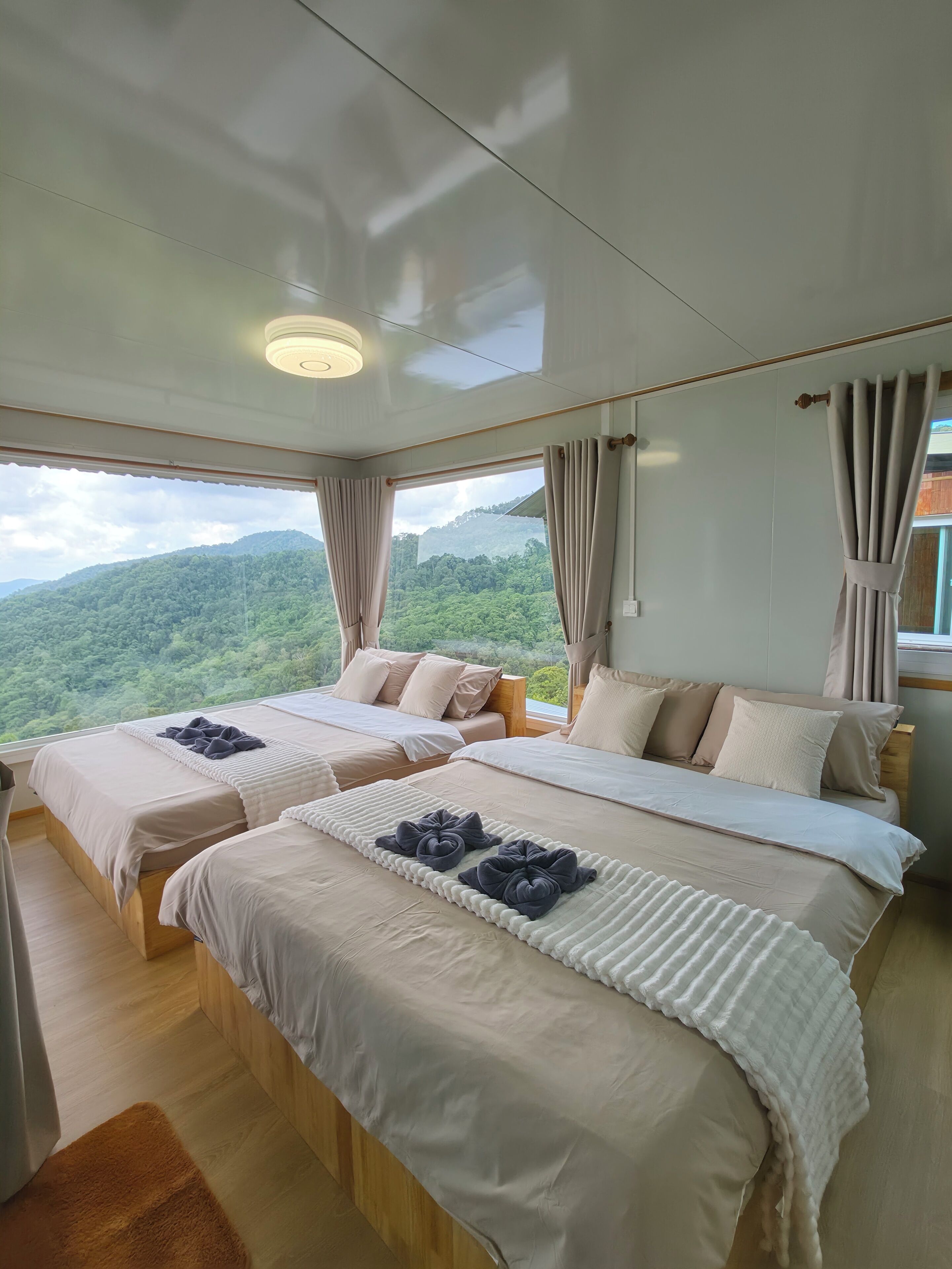 Quarto quádruplo família, para não fumantes, vista para a colina | Roupa de cama
