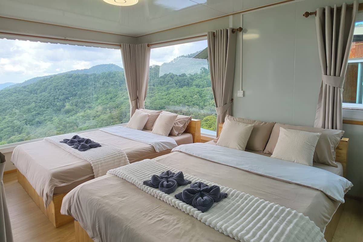 Quarto quádruplo família, para não fumantes, vista para a colina | Roupa de cama