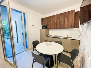 Kühlschrank, Mikrowelle, Geschirrspüler, Kochgeschirr/Geschirr/Besteck