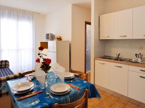 Refrigerador, microondas, utensilios de cocina