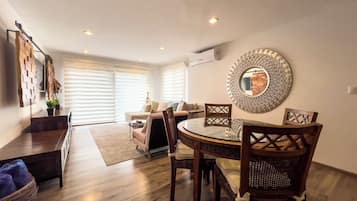 Luxury Apartment, 2 Bedrooms, Kitchen, Garden View | Dining room