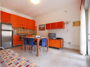 Kühlschrank, Mikrowelle, Hochstuhl, Kochgeschirr/Geschirr/Besteck