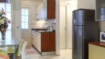 Frigorifero, microonde, seggiolone, pentole/stoviglie/utensili