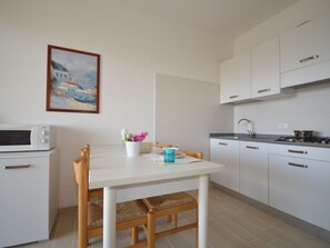KylskÄp, mikrovÄgsugn och grytor/köksredskap